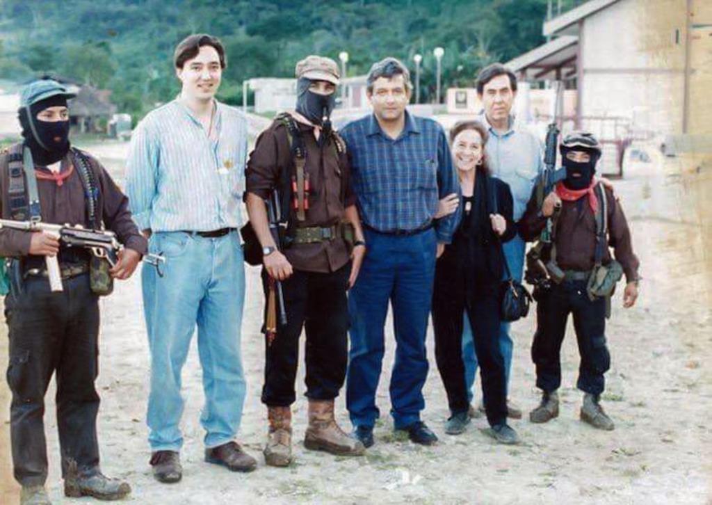Comparte AMLO fotografía con Subcomandante Marcos de 1994