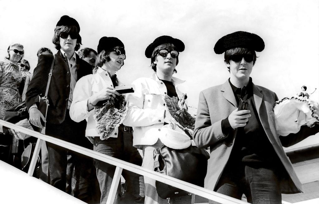 Venden primer contrato de los Beatles por 342 md