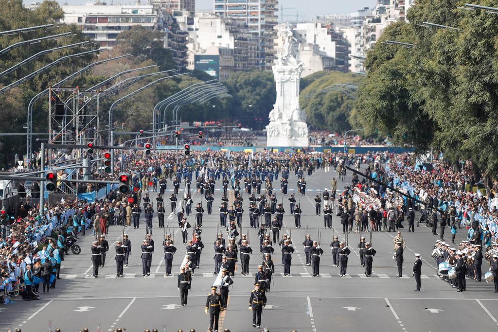Desfile militar en calles de Buenos Aires por Independencia
