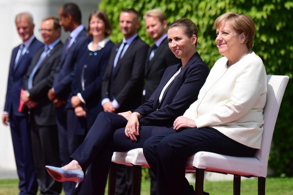 Merkel aparece sentada en acto oficial tras episodios de temblores