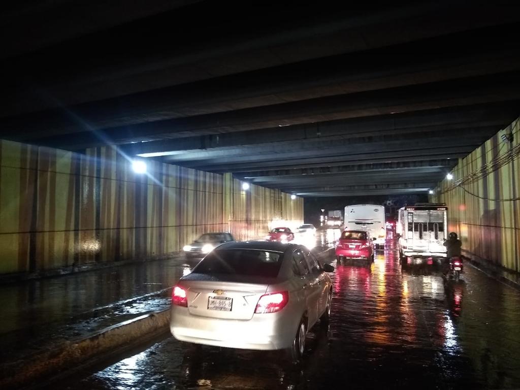 Provoca lluvia inundaciones en calles de Querétaro
