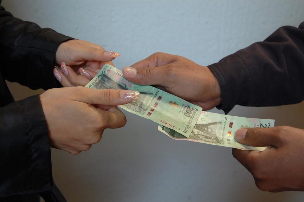Detienen a tres por portar 13 mil pesos falsos en Veracruz