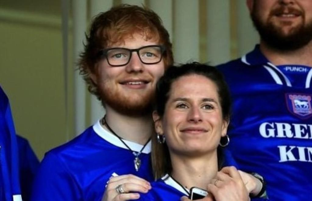 Ed Sheeran confirma que se casó con su mejor amiga