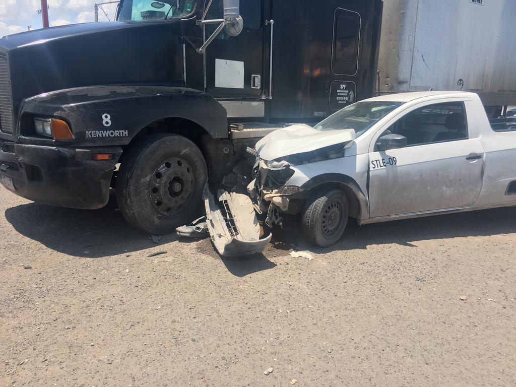 Camioneta choca con tráiler en Gómez Palacio; hay dos lesionados