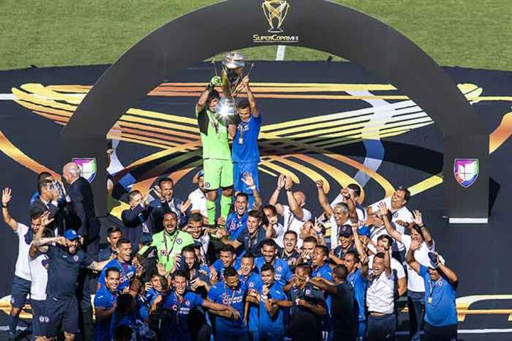 Cruz Azul vence 4-0 a Necaxa y se corona en la Supercopa MX