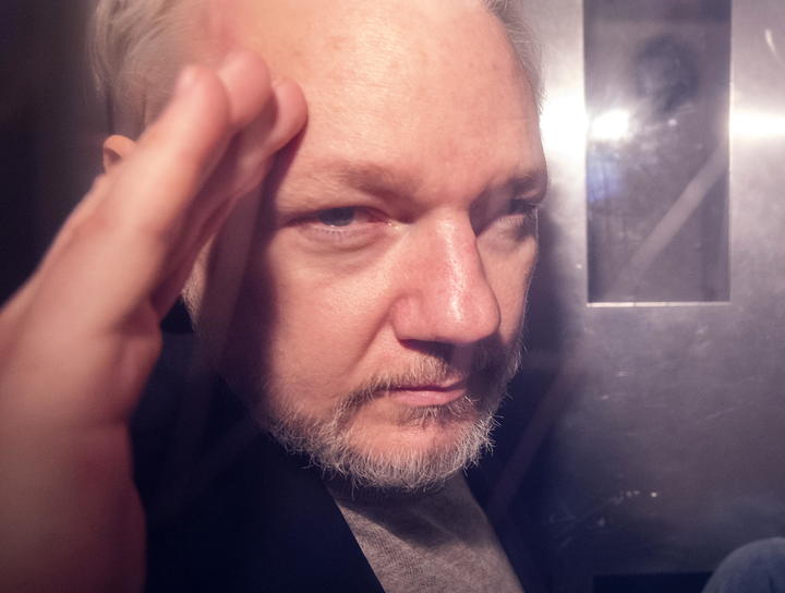 Vinculan a Assange con elecciones