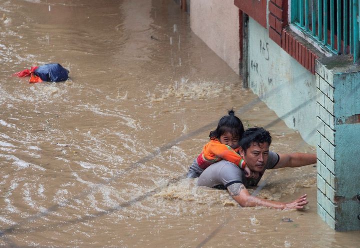 Inundaciones dejan 200 muertos