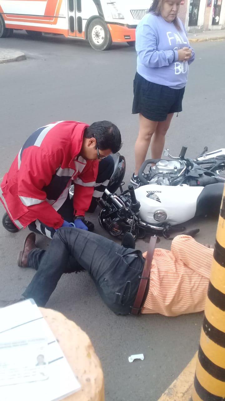 Arrolla camioneta 'fantasma' a motociclista; le causan fractura expuesta