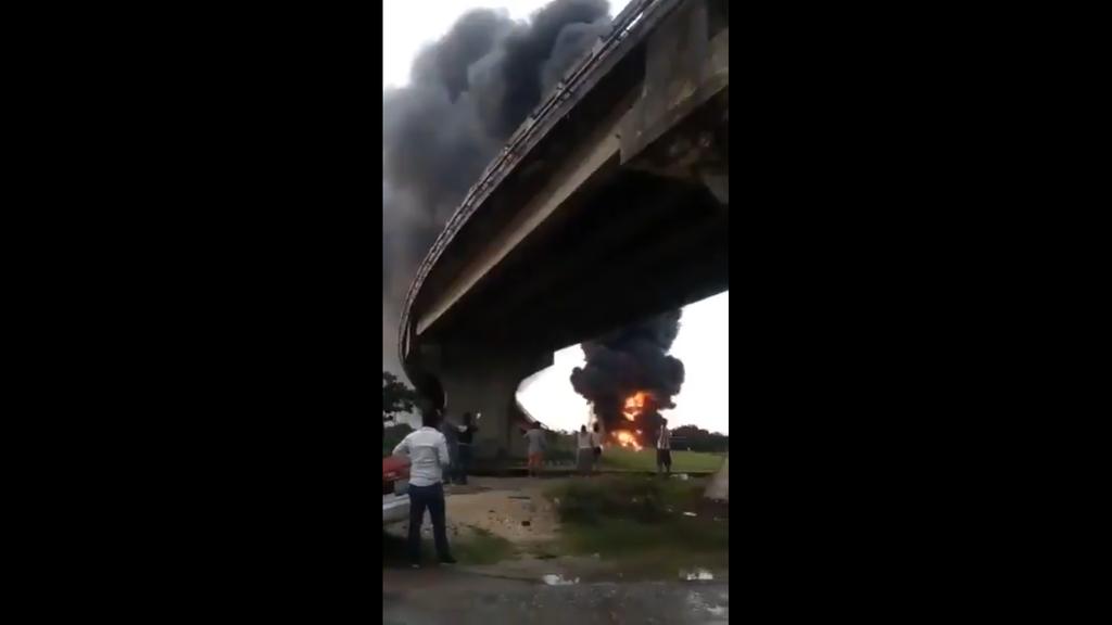 Explota pipa tras caer de puente en Coatzacoalcos; chofer sobrevive