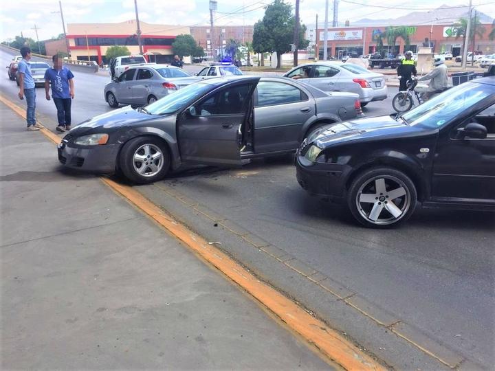 Accidente arroja daños en 3 vehículos