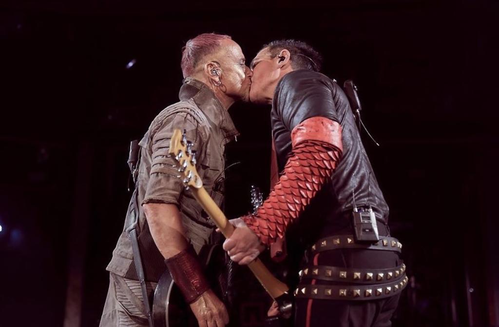 Integrantes de Rammstein se besan en concierto