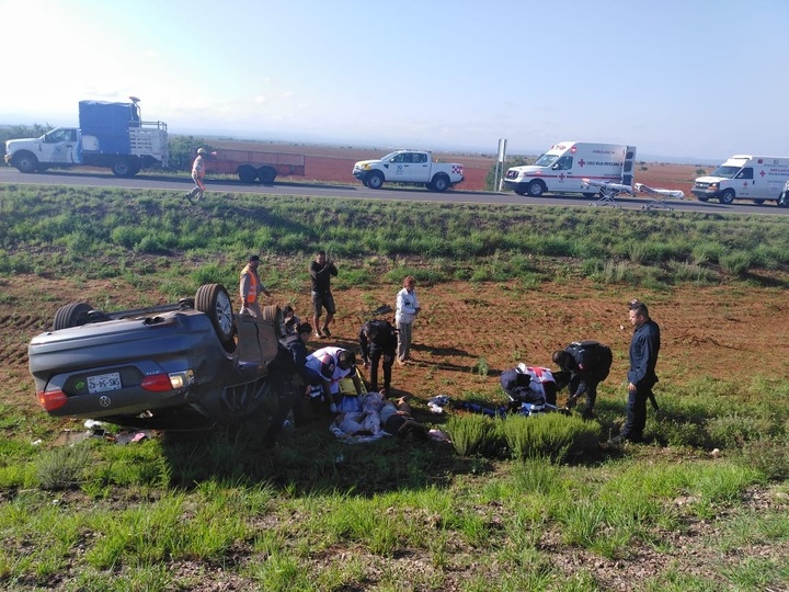 Volcadura lesiona a 3 niños y 2 adultos