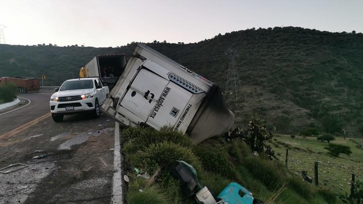 Vuelca tráiler con manzana; chofer resulta lesionado