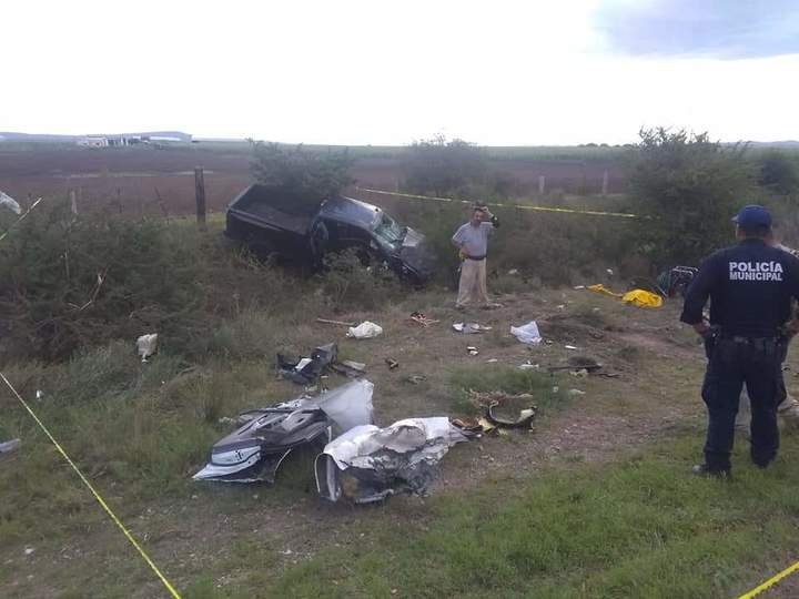 Chocan contra un automóvil por esquivar motocicleta