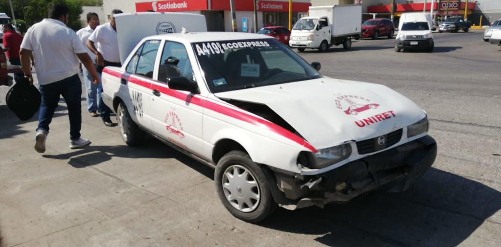 Pasajera de taxi resulta lesionada en accidente