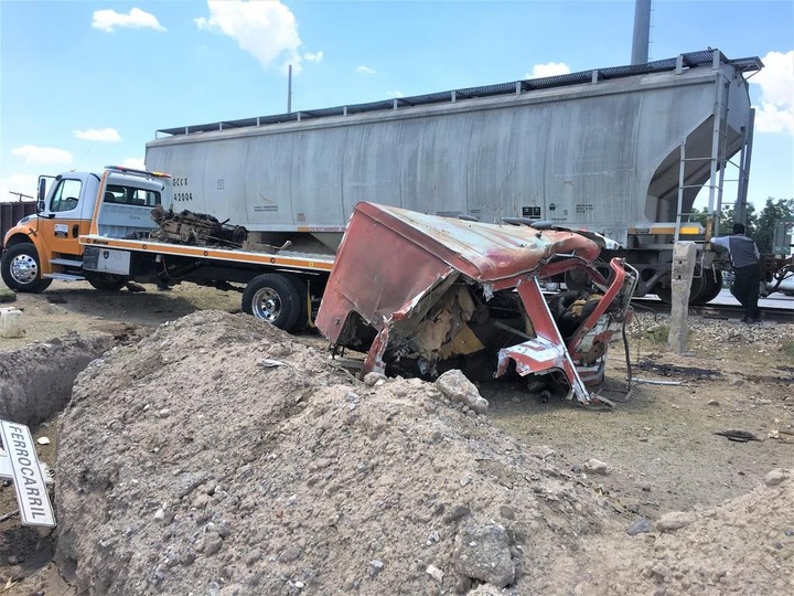 Destroza tren  un tractocamión