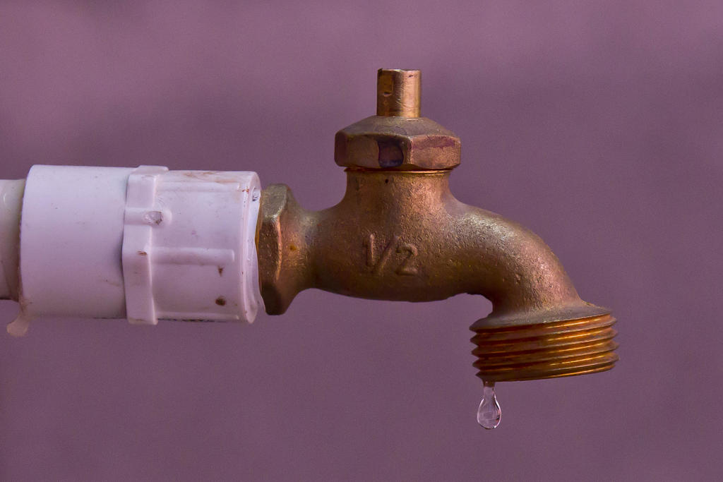 Fuga deja sin agua a sectores en municipios de Nuevo León