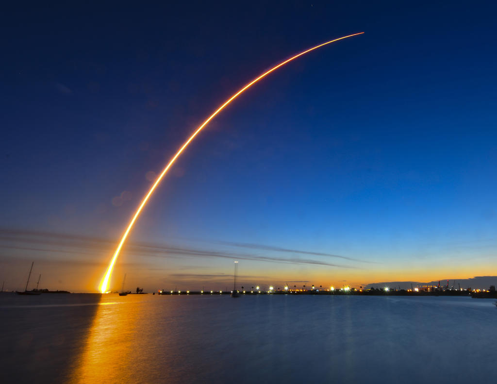 Lanzan cohete Atlas V con satélite para centro espacial militar