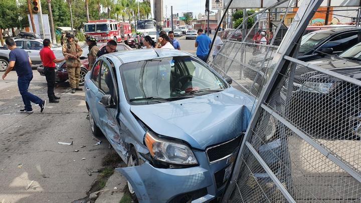 Aparatoso accidente deja dos lesionados