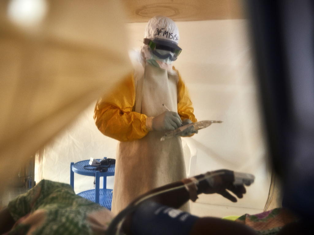 Drogas experimentales contra el ébola parecen funcionar