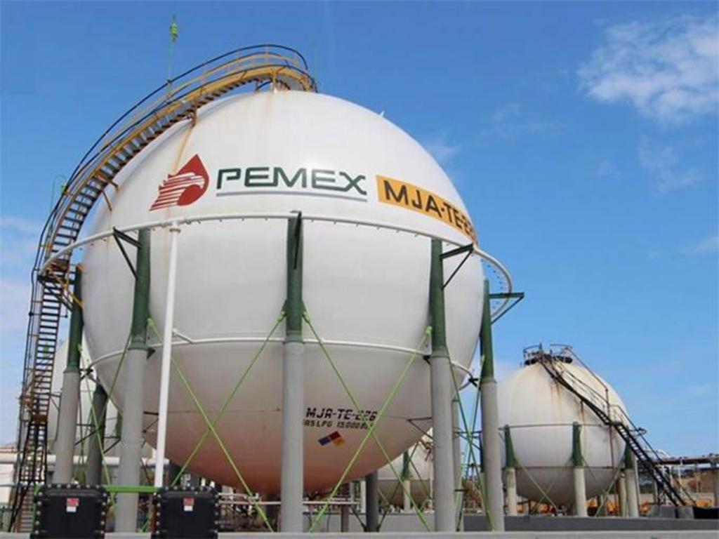 Advierte Fitch riesgos en ejecución de Plan de Negocios de Pemex