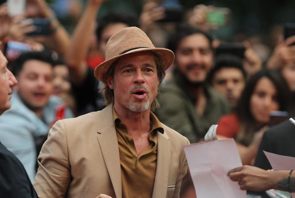 Fans mexicanos esperan de madrugada por Brad Pitt