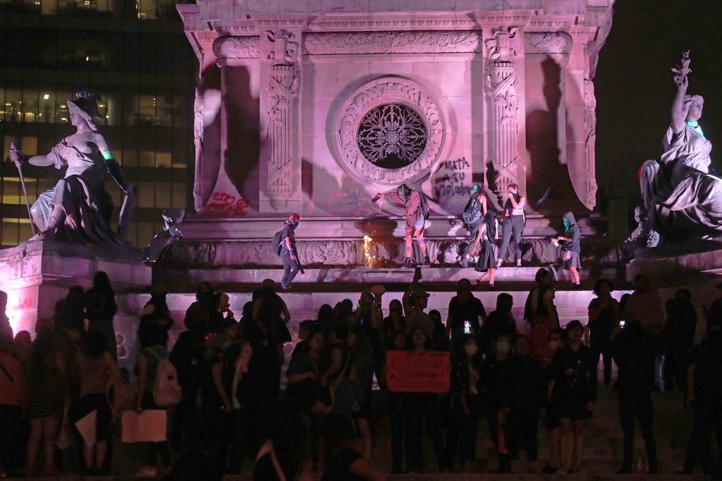 Marcha feminista vandaliza el Ángel de la Independencia