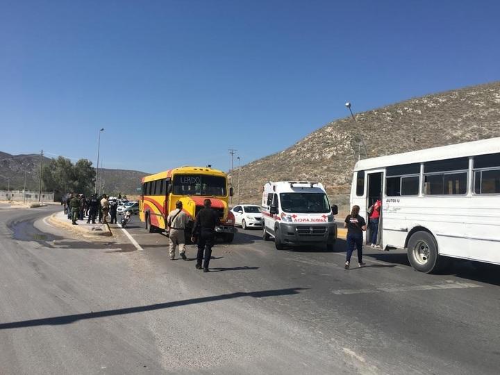 Autobús vs pipa; 6 heridos