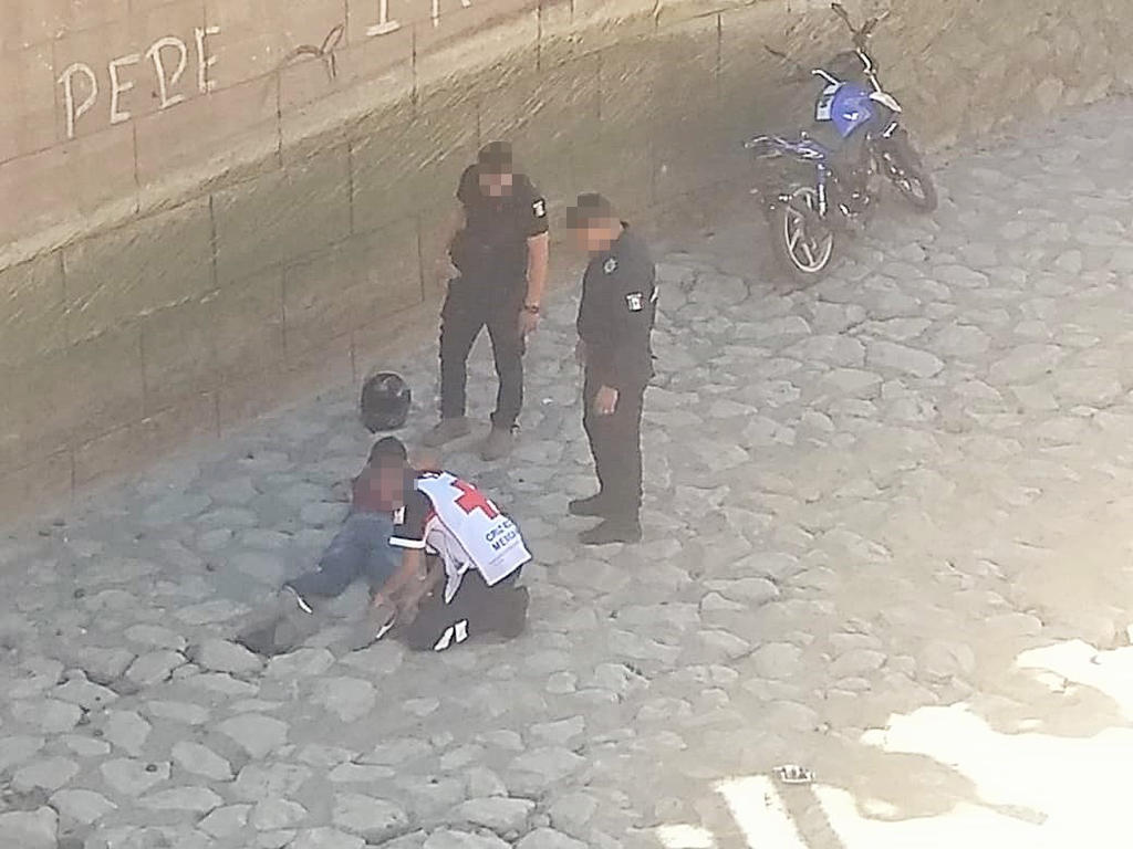 Motociclista cae al canal Sacramento en Gómez Palacio