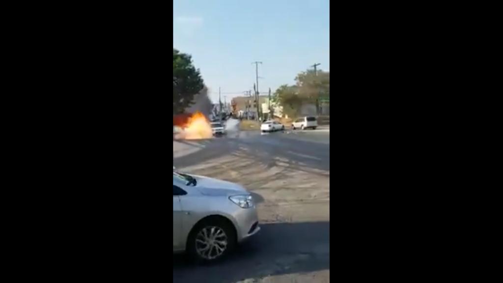 Graban auto en llamas por incendio en San Nicolás