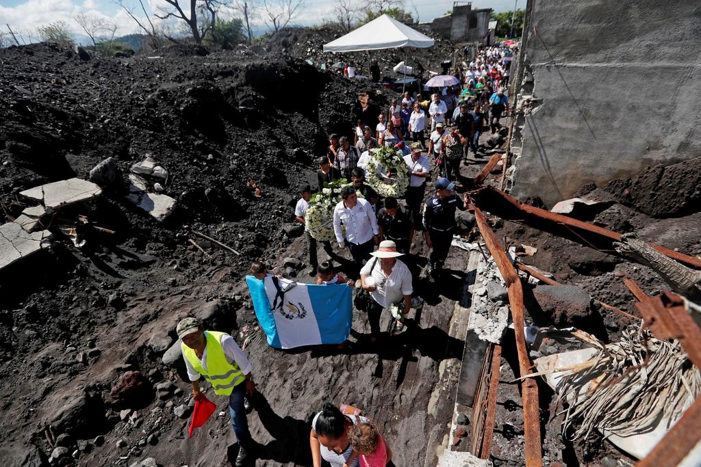 Reanudan búsqueda de cuerpos tras erupción de volcán en Guatemala