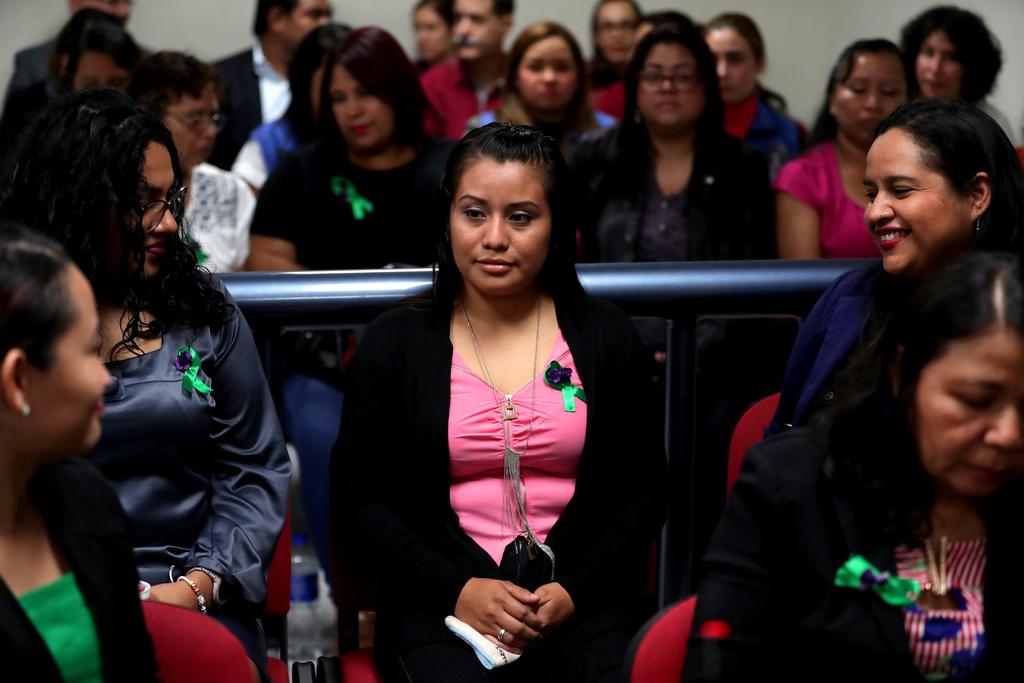 Absuelven a joven acusada de homicidio por supuesto aborto en El Salvador