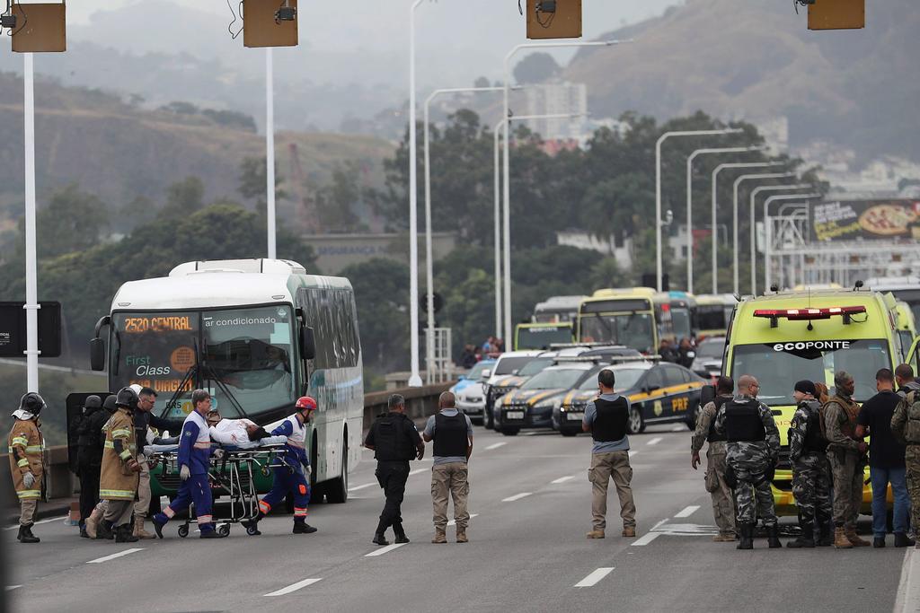 Abaten a hombre que tomó rehenes en un autobús en Brasil