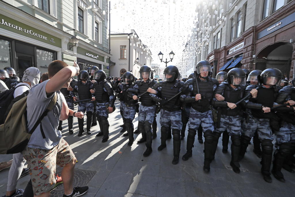 Procesarán a tres opositores rusos por atacar a la policía durante protestas