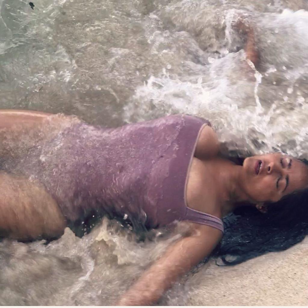 Salma Hayek se deja abrazar por las olas de mar en sesión