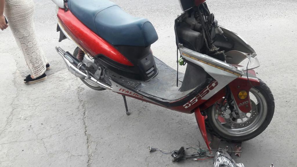 Madre e hija resultan lesionadas tras caer de motocicleta