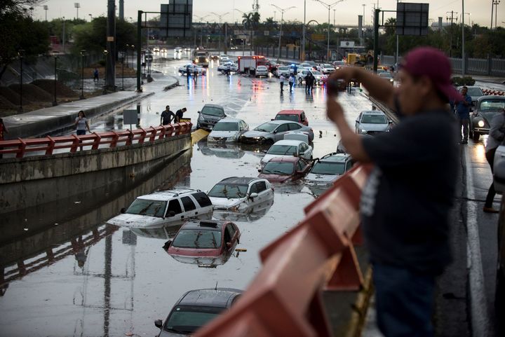 Intensas lluvias inundan Monterrey