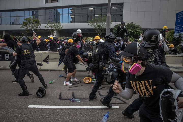 Policía reprime a manifestantes en Hong Kong