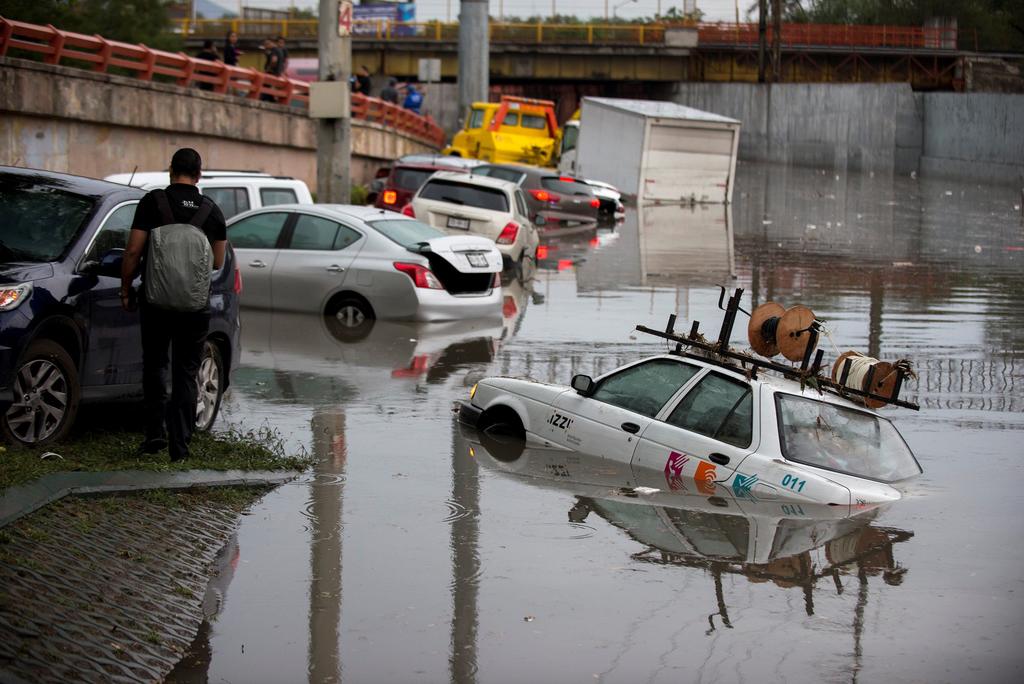 Dos muertos e inundaciones por intensa lluvia en zona metropolitana de Monterrey