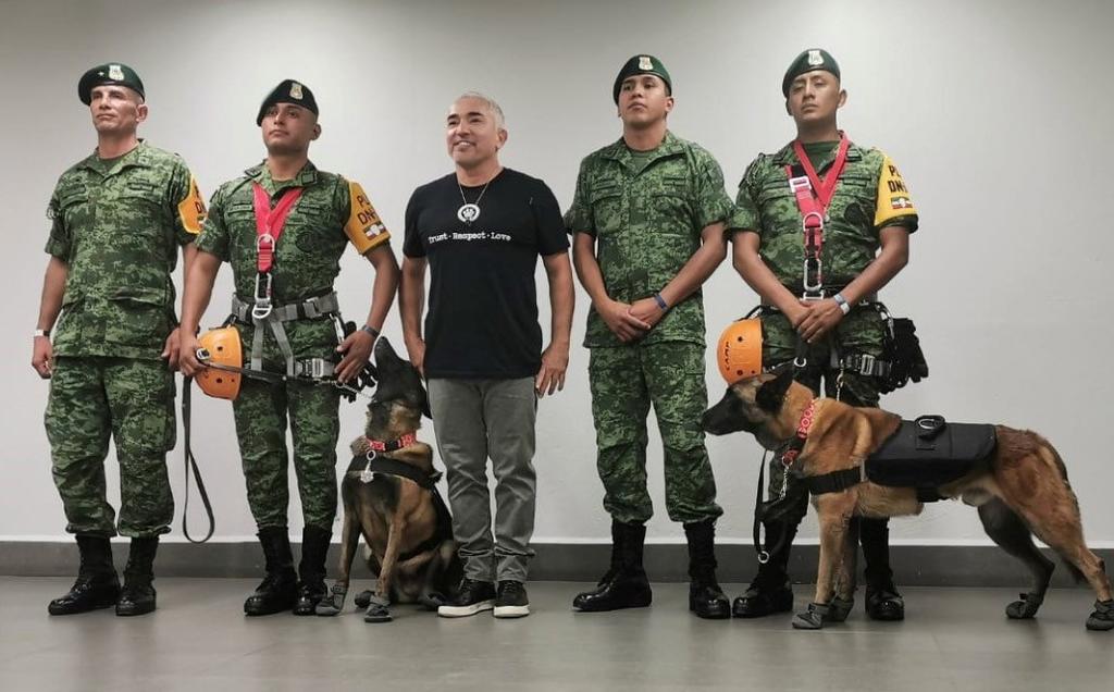 César Millán reconoce labor de perros héroes durante su show