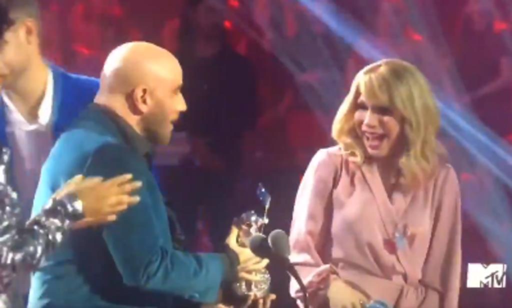 John Travolta confunde a Swift con drag queen en los premios MTV
