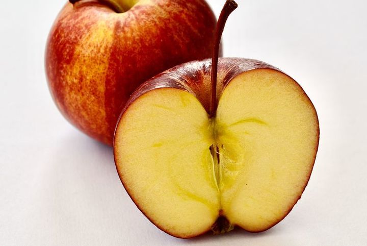 ¿Es bueno comer una manzana entera?