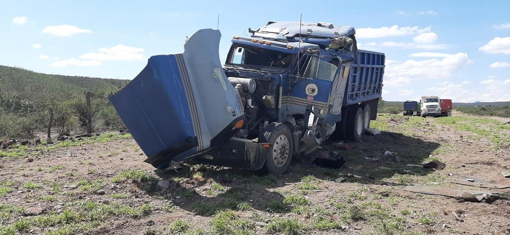 Vuelca camión materialista en Cuencamé; hay un lesionado