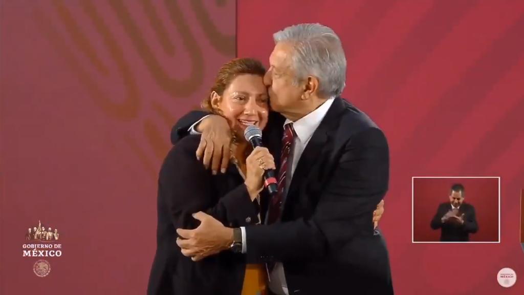 Locutora le pide un abrazo a AMLO