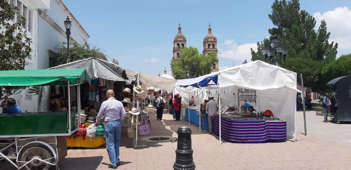 Sin permiso, artesanos se instalan en Plaza de Armas