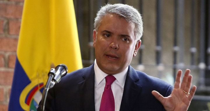 Duque acusa a Maduro por levantamiento