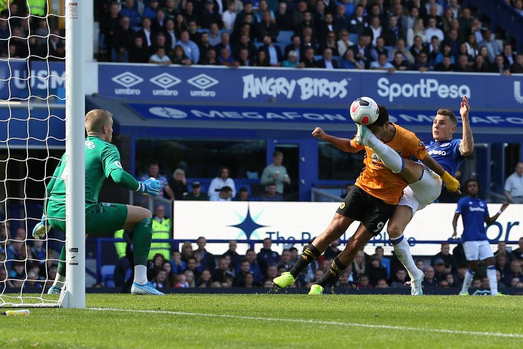 Pese a gol de Raúl Jiménez, cae Wolverhampton 2-3 frente al Everton