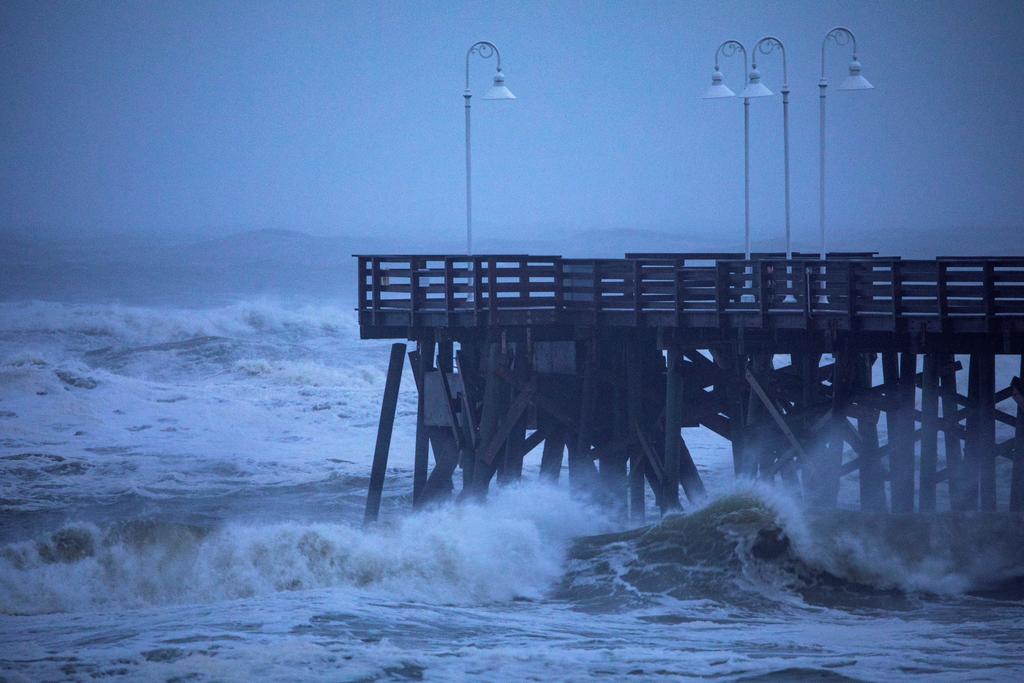 Huracán Dorian descarga viento y lluvia sobre el litoral de Florida