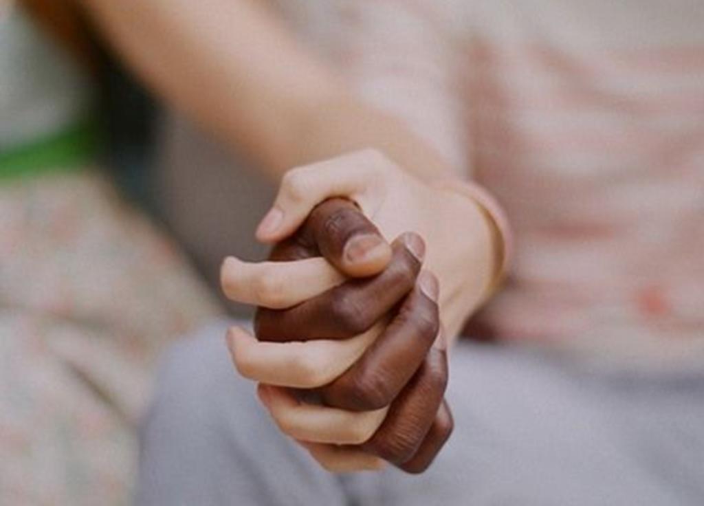 Les niegan salón para celebrar boda porque son pareja interracial