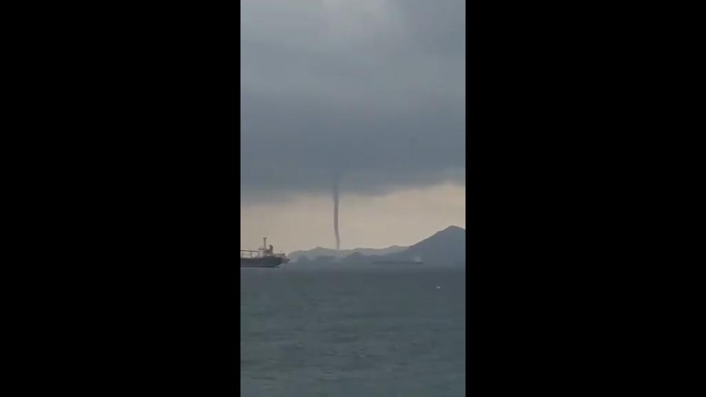 Captan un tornado en costas de Manzanillo